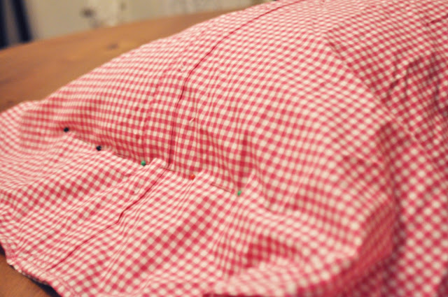“Biến hóa” áo sơ mi cũ làm vỏ gối vô cùng đơn giản!
