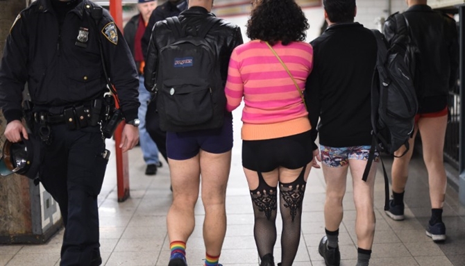 Ngày hội không quần tại các ga tàu điện trên toàn thế giới