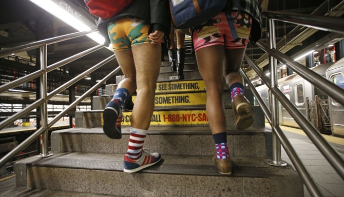 Ngày hội không quần tại các ga tàu điện trên toàn thế giới