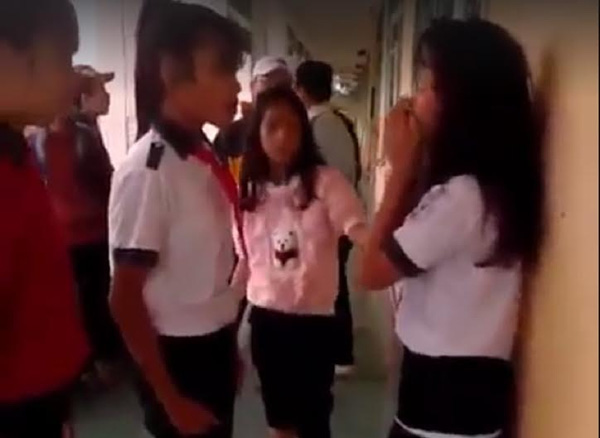 Xôn xao clip nhóm nữ sinh lớp 7 đánh hội đồng bạn trong trường học
