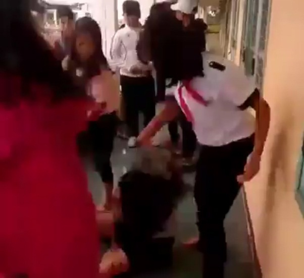 Xôn xao clip nhóm nữ sinh đánh, tát hội đồng bạn trong lớp 