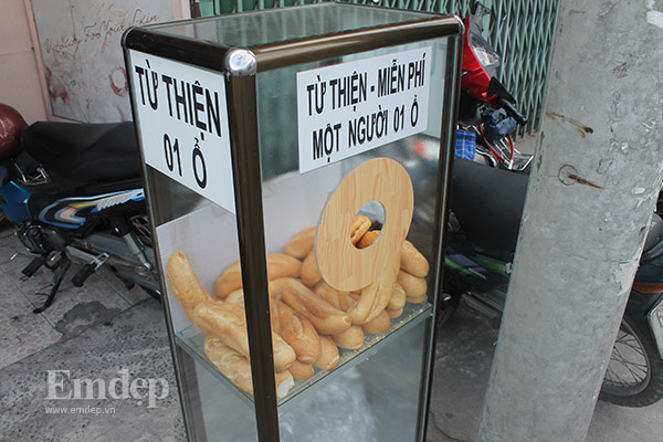 Xúc động thùng bánh mì miễn phí dành cho người nghèo giữa lòng Sài Gòn