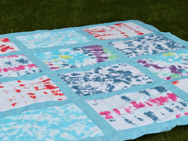 Tự làm thảm đi picnic với gia đình ngày đầu xuân