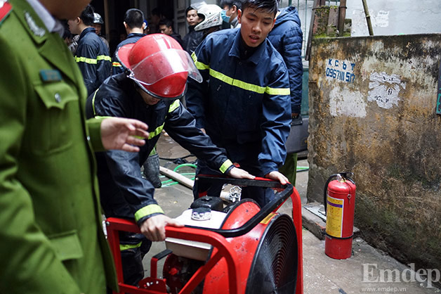 Hà Nội: Hiện trường vụ cháy khiến 1 người suýt mắc kẹt bên trong