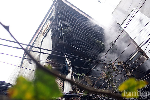 Hà Nội: Hiện trường vụ cháy khiến 1 người suýt mắc kẹt bên trong