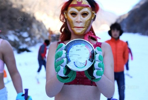 Thiếu nữ 'sống ảo' hóa Tôn Ngộ Không mặc bikini trượt tuyết dưới cái lạnh -15 độ