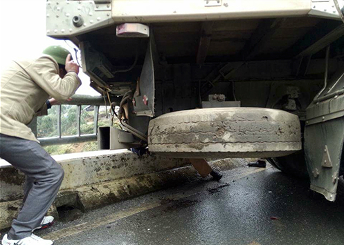 Trung tá CSGT thiệt mạng khi bị xe tải mất lái do tuyết tan ép chặt vào thành cầu
