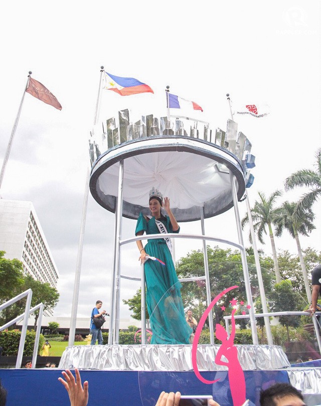 Choáng với biển người Philippines chào đón Hoa hậu hoàn vũ về nước