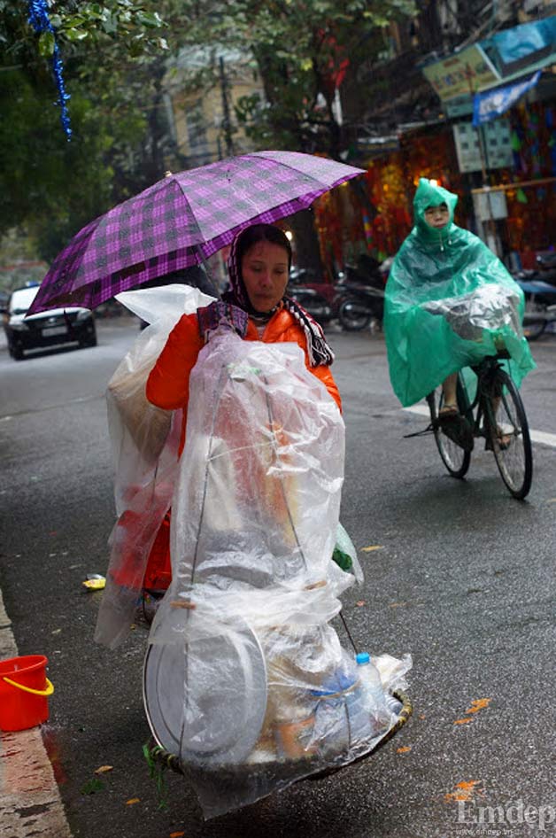 Hình ảnh hiếm thấy ngày thường nhưng phổ biến ngày rét kỷ lục ở Hà Nội