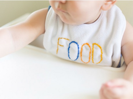 Trang trí yếm ăn giúp trẻ tăng hứng thú ăn uống