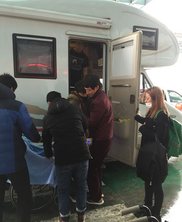 Cbiz: Trương Nghệ Hưng ngồi xe lăn về Hàn Quốc điều trị chấn thương
