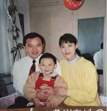 Cbiz: Trương Nghệ Hưng ngồi xe lăn về Hàn Quốc điều trị chấn thương