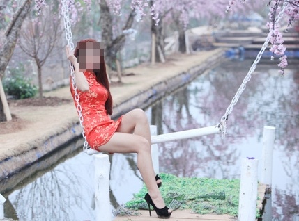 Thiếu nữ chụp ảnh nóng giữa vườn đào: Sống ảo câu like?
