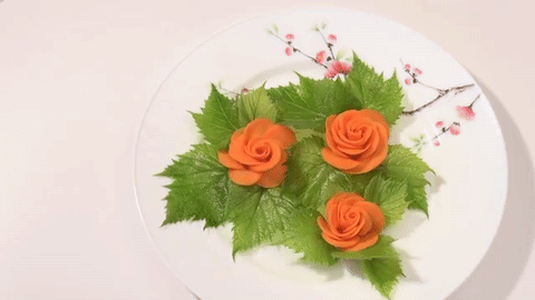 Cắt tỉa hoa từ củ quả giúp bạn trang trí món ăn ngày Tết 