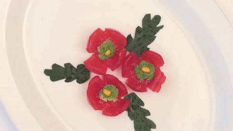 Cắt tỉa hoa từ củ quả giúp bạn trang trí món ăn ngày Tết 