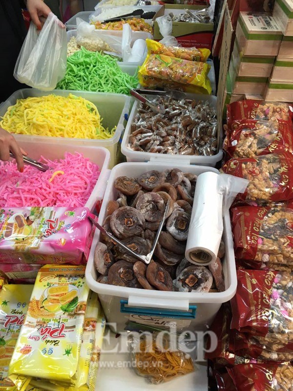 Người Việt đón Tết xa quê: Bánh chưng, củ kiệu, cành đào, hoa mai thêm ấm cúng