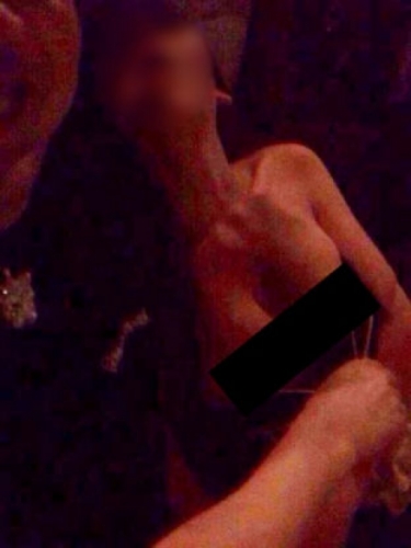 Thiếu nữ đi bar bị bỏ thuốc mê, lột quần áo chụp ảnh