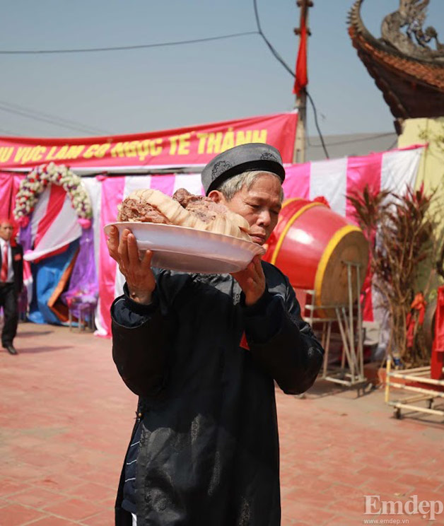 Lễ hội chém lợn Ném Thượng: Dân làng chém 'ông ỉn' trong nhà kín