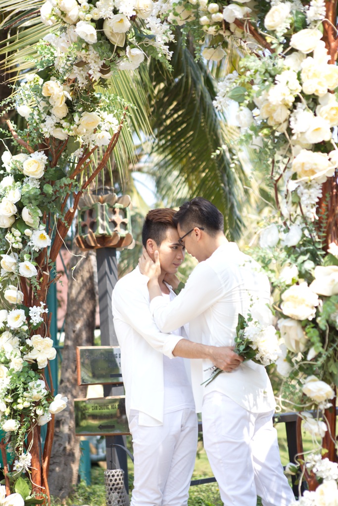 Biên đạo múa Lê Việt bí mật tổ chức lễ cưới đồng tính