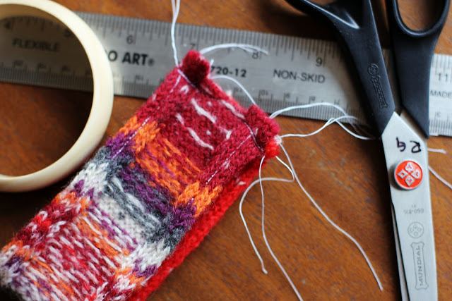 “Làm mới” vòng đeo tay với áo len cũ siêu đơn giản