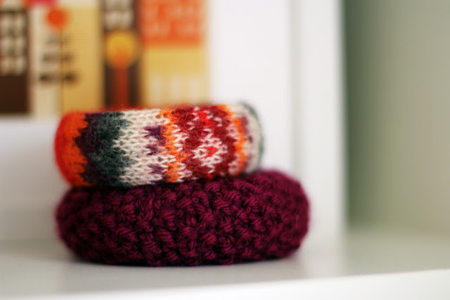 “Làm mới” vòng đeo tay từ áo len cũ siêu đơn giản
