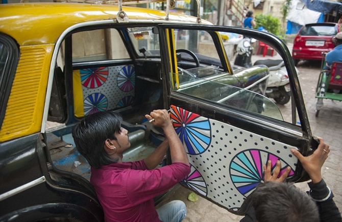Những chiếc taxi bảy sắc cầu vồng tại Mumbai, Ấn Độ