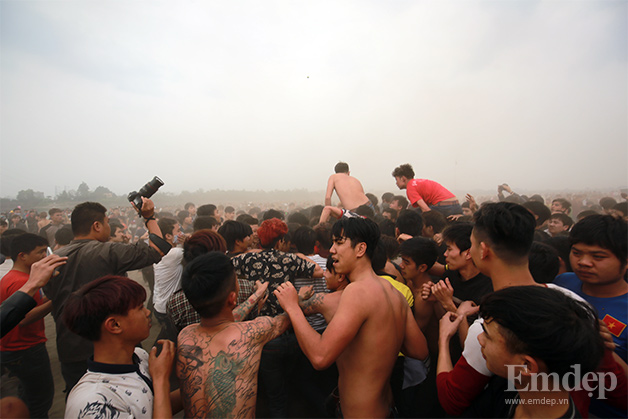 Hết hồn cảnh tượng hỗn loạn trong lễ hội cướp phết ở Phú Thọ