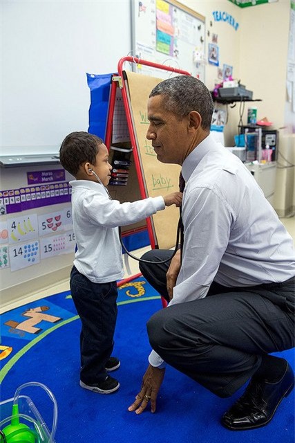 Loạt ảnh Obama và những đứa trẻ gây sốt mạng xã hội
