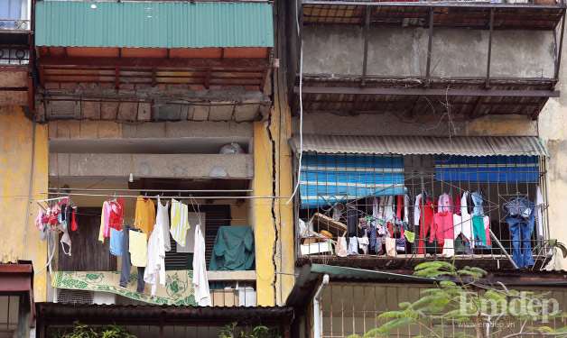 Hình ảnh giật mình trong khu chung cư xập xệ giữa Thủ đô