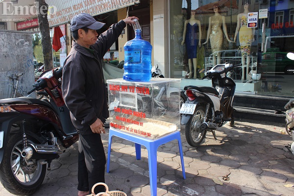 Hà Nội : Nước lọc, bánh mì miễn phí làm ấm lòng người lao động