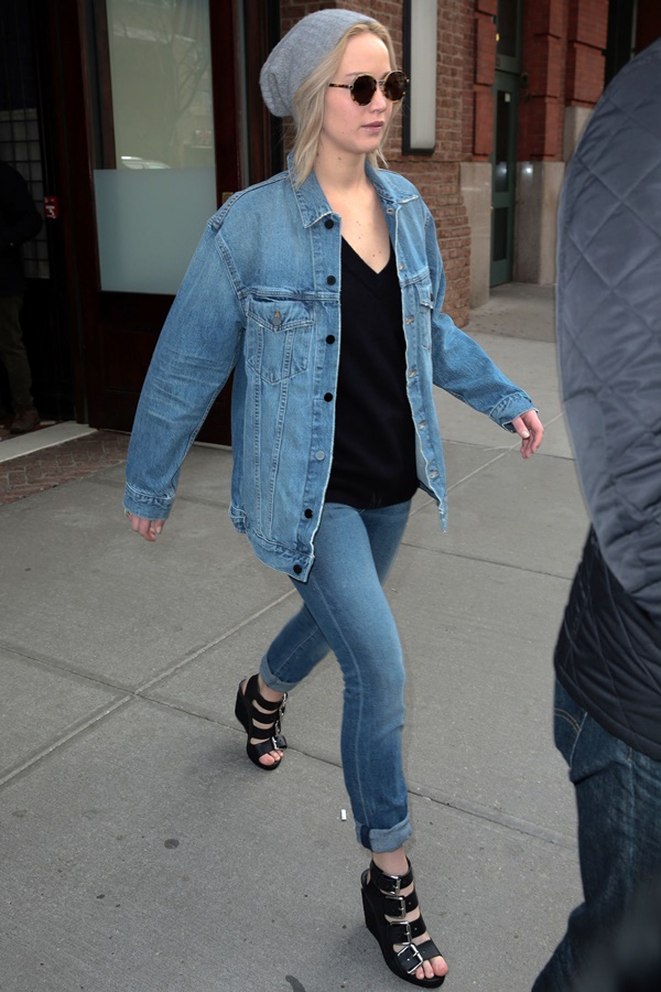 Thời trang của Jennifer Lawrence: Rời thảm đỏ vẫn đầy cuốn hút