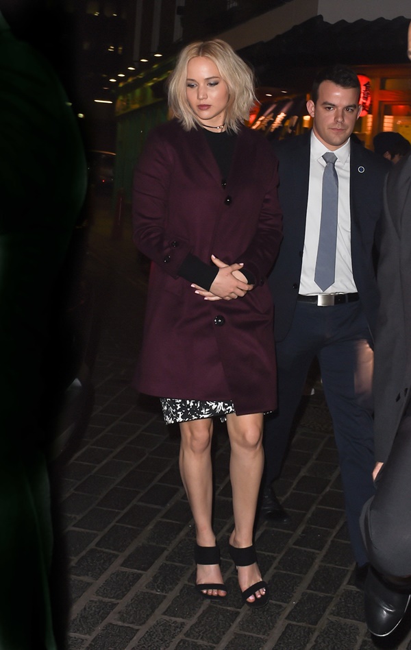 Thời trang của Jennifer Lawrence: Rời thảm đỏ vẫn đầy cuốn hút