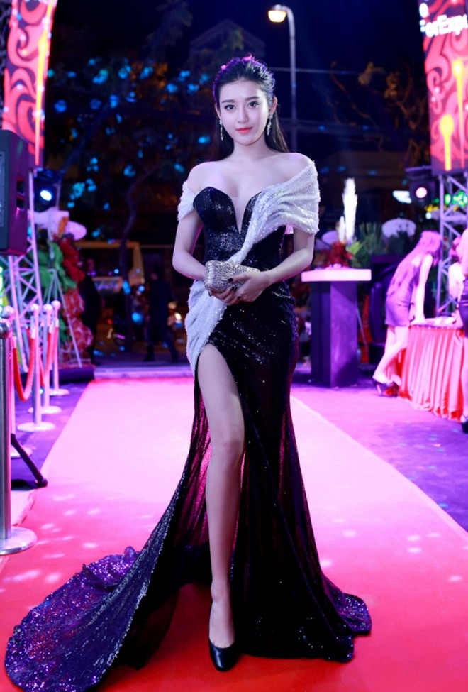 10 bộ đầm xẻ tà “nóng bỏng tay” của dàn mỹ nhân Việt