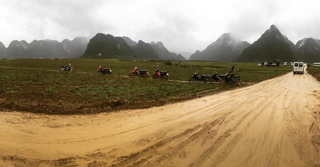 Dàn sao 'King Kong' đội mũ cối ăn dê nướng và chụp ảnh cùng trâu ở Việt Nam