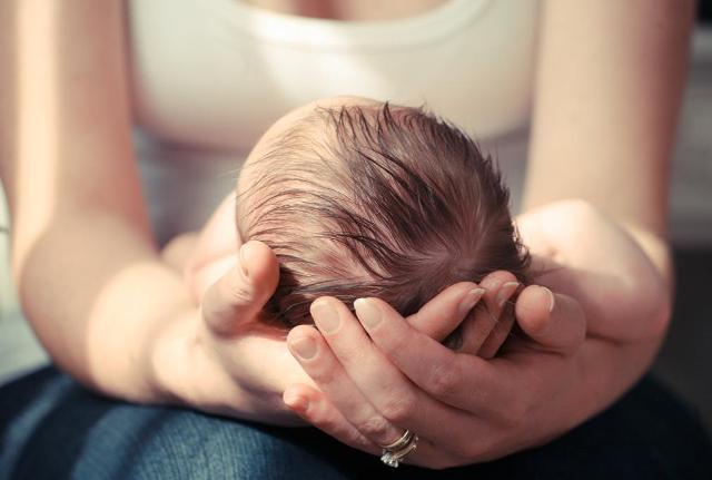 Trẻ sơ sinh khóc quá nhiều? Đây là 8 lý do tại sao