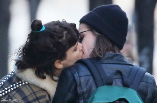 US-UK: Kristen Stewart công khai hôn bạn đồng giới giữa phố