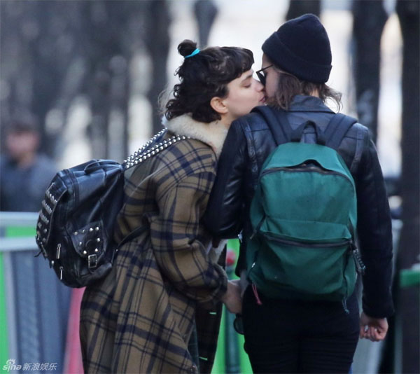 US-UK: Kristen Stewart công khai hôn bạn đồng giới giữa phố