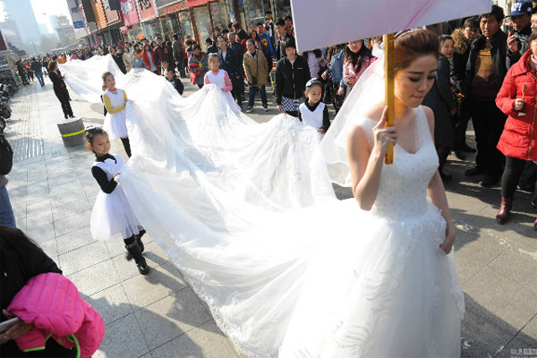 Choáng với chiếc váy cưới dài 101 mét, giá hơn 1 tỷ đồng