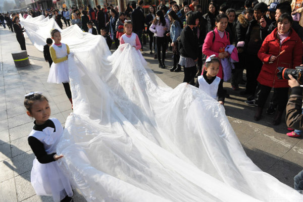 Những chiếc váy cưới tiền tỷ, dài trăm mét khiến cư dân mạng xôn xao