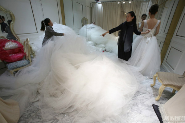 Choáng với chiếc váy cưới dài 101 mét, giá hơn 1 tỷ đồng
