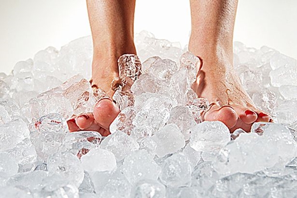 Những cách chăm sóc cho bàn chân trắng mịn khi hè sang