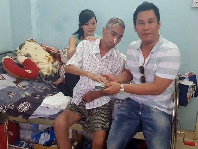 Ông xã Lệ Quyên trao tận tay cho diễn viên Nguyễn Hoàng 100 triệu