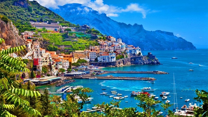 Choáng ngợp trước khung cảnh rực rỡ, đầy sắc màu của bờ biển Amalfi, Italy