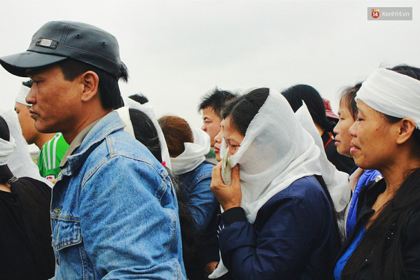 Vợ con khóc ngất bên quan tài chứa thi thể không vẹn nguyên của nạn nhân vụ nổ ở Văn Phú