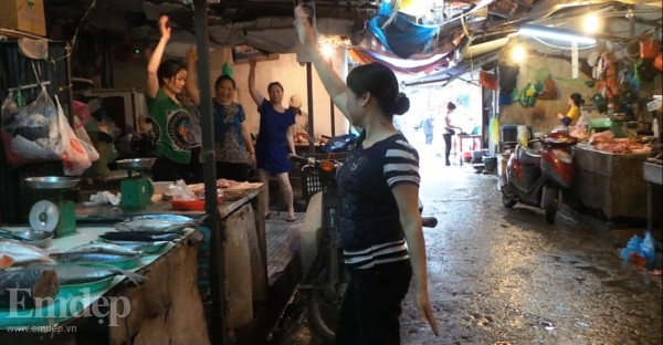 Hàng chục tiểu thương nhảy erobic ngoài chợ độc nhất Hà Thành