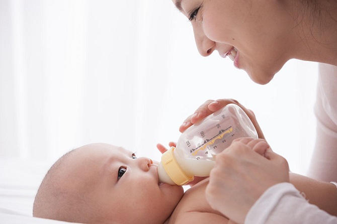 Pha sữa công thức không đúng cách có thể gây sỏi thận cho trẻ