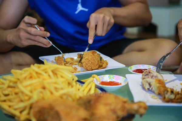 'Cuồng' đồ ăn nhanh, giới trẻ Việt đang tàn phá sức khỏe như thế nào?