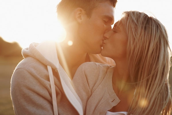 6 tác dụng ít biết của nụ hôn với sức khỏe con người