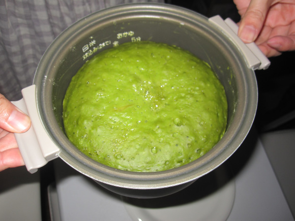 Dùng nồi cơm điện làm bánh bông lan trà xanh vừa dễ vừa ngon
