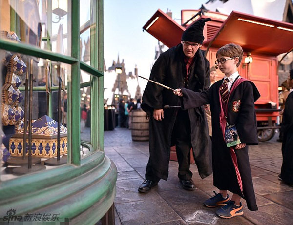 US-UK: Harper Beckham cùng mẹ đi làm đẹp sang chảnh - Dàn sao Harry Potter hội ngộ tại Mỹ